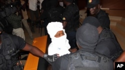 Hissène Habré au tribunal de Dakar, le 20 juillet 2015. (AP Photo/Ibrahima Ndiaye)
