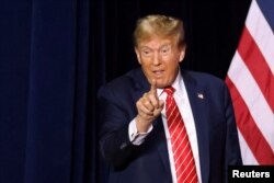 Kandidat presiden dari Partai Republik dan mantan Presiden AS Donald Trump memberi isyarat kepada para pendukungnya saat kampanye di Forum River Center di Roma, Georgia, AS, 9 Maret 2024. (Foto: REUTERS/Alyssa Pointer)