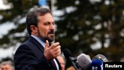 Juru bicara Koalisi Nasional Suriah Louay Safi berbicara dengan media usai pertemuan internasional mengenai Suriah di Jenewa, Februari 2014. (Reuters/Denis Balibouse)