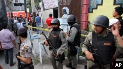 Unit khusus anti teror Polri atau Densus 88 saat melakukan penggerebekan atas sebuah rumah di Solo, Jawa Tengah (27/10).