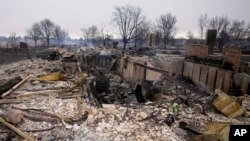 Rumah-rumah yang hancur akibat Marshall Wildfire terlihat di Louisville, Colorado, Jumat, 31 Desember 2021. (Foto: AP/Jack Dempsey)