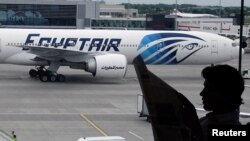 Un avion d'EgyptAir sur le tarmac de l'aéroport d'Heathrow à Londres, le 20 mai 2016. (Photo REUTERS/Yannis Behrakis)