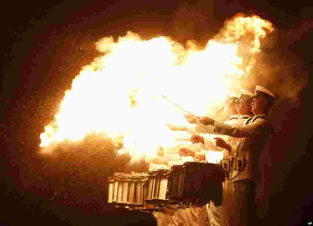 Para anggota band angkatan Laut India menunjukkan kebolehan dalam perayaan HUT Angkatan Laut India di kota Mumbai.