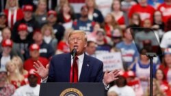 រូបឯកសារ៖ ប្រធានាធិបតី​សហរដ្ឋអាមេរិក លោក ដូណាល់ ត្រាំ ថ្លែង​សុន្ទរកថា​ក្នុង​ពិធី​ជួបជុំ​អ្នក​គាំទ្រ​មួយ នៅ​ក្រុង Charlotte រដ្ឋ North Carolina ថ្ងៃ​ទី២ ខែមីនា ឆ្នាំ២០២០។