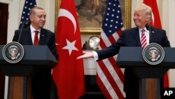 Trump US Turkeyលោក​ប្រធានាធិបតី Donald Trump ចាប់​ដៃ​ជាមួយ​នឹង​លោក​ប្រធានាធិបតី​តួកគី Recep Tayyip Erdogan នៅ​ក្នុង​បន្ទប់ Roosevelt ក្នុង​សេតវិមាន រដ្ឋធានី​វ៉ាស៊ីនតោន កាលពី​ថ្ងៃទី១៦ ខែឧសភា ឆ្នាំ២០១៧។ 