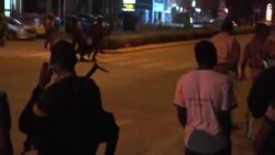 Les soldats burkinabè évacuent des blessés de l'hôtel Splendid à Ouagadougou