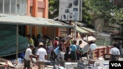Warga Burma di kota Meikhitla melakukan penjarahan dan pembakaran atas toko-toko milik warga minoritas Muslim (22/3). 