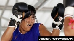 Kompetisi tinju wanita di penjara Pathumthani di provinsi Pathumthani, Thailand tengah, Jumat, 23 Juli 2004 (Foto: AP/Apichart Weerawong)