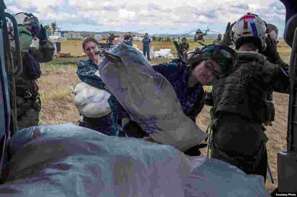 U.S. military personnel carry supplies to be distributed in Eastern Sumar Province, Philippines, Nov. 20, 2013. (U.S. Navy)