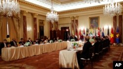 រដ្ឋ​មន្ត្រី​ការបរទេស​អាស៊ាន​ចូលរួម​ក្នុង​កិច្ចប្រជុំ​មួយ​ជាមួយ​រដ្ឋ​មន្ត្រី​ការបរទេស Rex Tillerson នៅ​ក្រសួង​ការបរទេស​ ក្នុង​រដ្ឋធានី​វ៉ាស៊ីនតោន កាលពី​ថ្ងៃទី៤ ខែឧសភា ឆ្នាំ២០១៧។