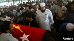 Warga menghadiri acara pemakaman anggota Partai NLD, Khin Maung Latt (58 tahun) yang meninggal dalam tahanan polisi, di Yangon, Myanmar Minggu (7/3). 