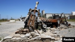 Sisa Humvee yang terbakar dan artileri di markas Peshmerga setelah daerah tersebut terbebas dari kontrol ISIS. Mosul, Irak.