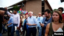 Capres dari Partai Demokrat untuk pilpres 2020 Bernie Sanders dan istrinya, mengunjungi bazar di Des Moines, Iowa, 11 Agustus 2019. (Foto: Reuters)