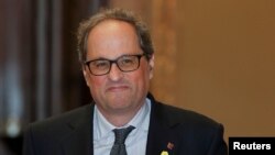 Quim Torra, kandidat yang diusulkan oleh mantan pemimpin Catalan, Carles Puigdemont untuk memimpin pemerintah daerah Catalan, tiba di parlemen di Barcelona, Spanyol, 11 Mei 2018. (REUTERS / Luis Felipe Castilleja).
