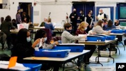 미국 대통령 선거 당일인 3일 펜실베이니아주 체스터 카운티에서 선거 위원들이 우편 투표 용지를 확인하고 있다. 