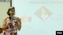 អ្នកស្រី Cheryl Miller Houser ផលិតករភាពយន្តអាមេរិកនិយាយទៅកាន់និស្សិតក្នុងមជ្ឈមណ្ឌលអាមេរិកាំងក្នុងសាកលវិទ្យាល័យបញ្ញាសាស្រ្តកម្ពុជាមុននឹងចាក់បញ្ចាំងខ្សែភាពយន្តឯកសារ “Generation Startup” កាលពីថ្ងៃទី១៧ ឧសភា ឆ្នាំ ២០១៨។ (ទុំ ម្លិះ/VOA)