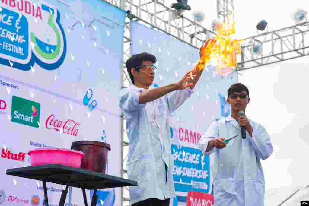 ការ​ពិសោធន៍​លក្ខណៈ​វិទ្យាសាស្ត្រ​ នៅ​ក្នុង​មហោស្រព​ជាតិ​លើក​ទី​៣​នៅ​កម្ពុជា​ ស្តីពី​វិទ្យាសាស្ត្រ​ និង​វិស្វកម្ម​ នៅឯ​ស្តាត​អូឡាំពិក​ ក្នុង​រាជធានី​ភ្នំពេញ​ កាល​ពី​ថ្ងៃ​ទី​៩​ ខែ​មិនា​ ឆ្នាំ​២០១៧។ (ហ៊ាន សុជាតា/VOA)