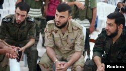 Zahran Alloush (tengah), kepala kelompok oposisi yang disebut Jaysh al Islam dalam konferensi pers di Douma (foto: dok). Alloush tewas dalam serangan udara Rusia di Suriah.