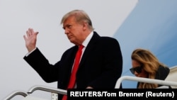 Presiden AS Donald Trump dan ibu negara Melania Trump turun dari Air Force One di Maryland, AS, 31 Desember 2020. (Foto: REUTERS/Tom Brenner)