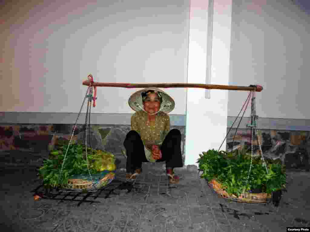 Seorang pedagang sayur menunggu pelanggan di pagi hari di Can Tho, Vietnam. (Foto oleh Dungvo/ Vietnam/ Pembaca VOA) 