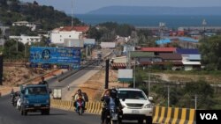 ទិដ្ឋភាព​​តាម​បណ្តោយ​ផ្លូវជាតិ​លេខ​៤ មុន​នឹង​ចូល​ដល់​ទីរួមខេត្ត​ព្រះសីហនុ។ (ស៊ុន ណារិន/VOA)