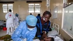 Un agent de santé s'occupe d'un patient nouvellement admis dans un hôpital de la ville de Sake, près de Goma, à l'est de la RDC, le 23 janvier 2025.