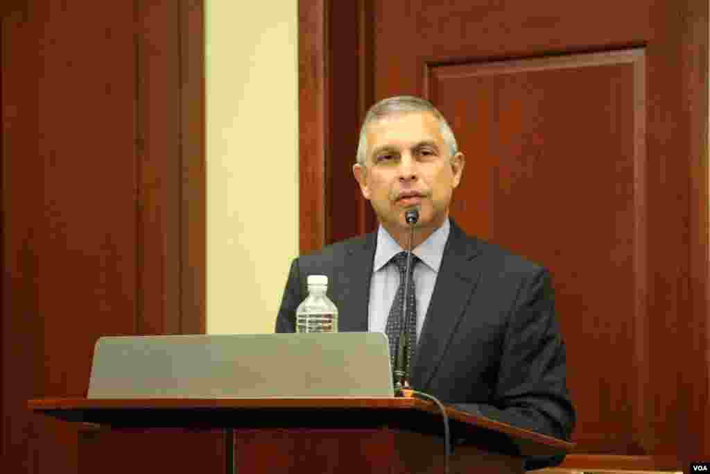 លោក Ashok Mirpuri ឯកអគ្គ​រដ្ឋ​ទូត​សិង្ហបុរី​​ប្រចាំ​នៅ​សហរដ្ឋ​អាមេរិក​ក្នុង​កម្មវិធី​ខួប​ ៤០ ឆ្នាំ​នៃ​ភាព​ជា​ដៃ​គូ​រវាង​សហរដ្ឋអាមេរិក និង​សមាគម​ប្រជាជាតិ​អាស៊ី​អាគ្នេយ៍ នៅ​មណ្ឌល​បដិសណ្ឋារកិច្ច​ក្នុង​វិមាន​សភា​សហរដ្ឋ​អាមេរិក កាល​ពី​ថ្ងៃ​អង្គារ ទី១៦ ខែ​ឧសភា ២០១៧​។ (សឿន វឌ្ឍនា​/VOA)