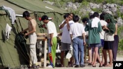 Para pengungsi di Pulau Nauru (foto: ilustrasi). Australia membayar Nauru dan Papua Nugini untuk menampung 2.000 lebih pencari suaka, yang sebagian akan diterima di Amerika.