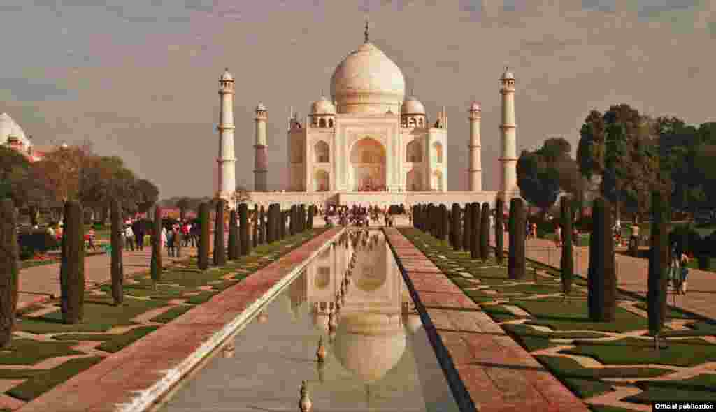 The Taj Mahal illustrates two areas highlihgted in the film Islamic Art: Mirror of the Invisible World architecture and water (Courtesy of Unity Productions Foundation)
