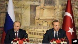 Rossiya prezidenti Vladimir Putin (chapda) Turkiya Bosh vaziri Rajab Toyyib Erdog'an bilan, Istanbul, 3-dekabr, 2012-yil.