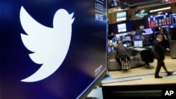 ARHIVA - Simbol Tvitera na ekranu na Njujorškoj berzi (Foto: AP/Richard Drew)