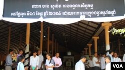 ពិធីបុណ្យ​សព​លោក ចាន់ សុវ៉េត មន្ត្រី​ស៊ើបអង្កេត​​សិទ្ធិ​មនុស្ស​របស់​អង្គការ​អាដហុក កាលពី​ថ្ងៃទី​១១ ខែធ្នូ ឆ្នាំ២០១៤ ដែល​ធ្វើ​ឡើង​នៅ​វត្ត​គល់​ទទឹង​ ស្ថិត​នៅ​ភូមិ​កោះក្របី​ សង្កាត់​ព្រែក​ថ្មី ខ័ណ្ឌ​ច្បារអំពៅ រាជធានី​ភ្នំពេញ​នៃ​ប្រទេស​កម្ពុជា។ (នូវ ពៅលក្ខិណា