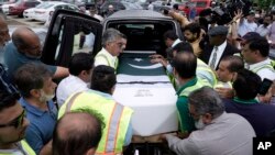 Tubuh mahasiswa pertukaran pelajar Pakistan-AS, Sabika Sheikh, yang tewas dalam penembakan SMA Santa Fe, dimasukkan ke dalam mobil jenazah seusai didoakan di Brand Lane Islamic Center, Stafford, Texas, Minggu, 20 Mei 2018.