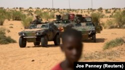 Des blindés appartenant à la force Barkhane en patrouille à Tombouctou en 2014.
