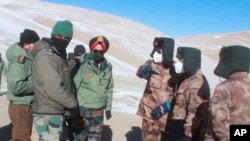 印度陆军提供：印度和中国军官2021年2月10日，在印中边境拉达克的班公湖地区举行会议。（美联社照片）