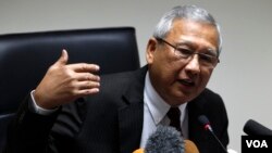 Thailand's interim prime minister Niwatthamrong Boonsongphaisan gestures during a news conference at the Permanent Secretary of Defence in Bangkok, May 12, 2014. 