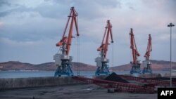 Batubara Rusia dan China sedang dimuat untuk dikirim ke China terlihat di pelabuhan RasonConTrans di Rajin, di Zona Ekonomi Khusus Rason, 21 November 2017.