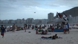 พักผ่อนจากฟุตบอลโลกที่ชายหาดโคปาคาบาน่าในบราซิล