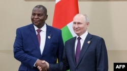 Le président centrafricain Faustin Archange Touadéra et son homologue russe Vladimir Poutine.
