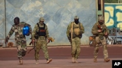 资料照片：法国军方提供的日期不明的照片显示在马里北部的三名俄罗斯雇佣兵。