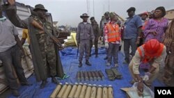 Tentara Nigeria menunjukkan persenjataan yang berhasil disita di pelabuhan Apapa, Lagos, Nigeria hari Rabu, 27 Oktober 2010.