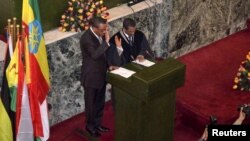  The new Ethiopian Prime Minister Hailemariam Dessalegn (L) takes the oath of office during the swearing-in ceremony in Addis Ababa, September 21, 2012. 