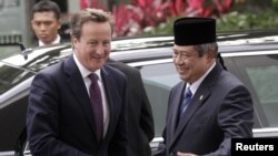 Perdana Menteri Inggris David Cameron disambut Presiden Susilo Bambang Yudhoyono pada kunjungan di Jakarta April 2012. (Reuters/Supri)