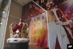 ماکتی از تاج سنت ادوارد که فردی مرکوری در آخرین کنسرت خود بر سر گذاشت