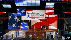 Para pekerja mempersiapkan panggung Konvensi Nasional Partai Republik di Tampa Bay Times Forum, Tampa, Florida. (Foto: AP)