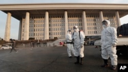 დეზინფექციის პროცესი სეულში, ეროვნული ასამბლეის შენობის წინ. 24 თებერვალი, 2020. 