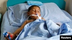 کودکی که در حمله انتحاری ولایت پکتیکا زحمی شده است و به شفاخانه نظامی به کابل منتقل گردیده است