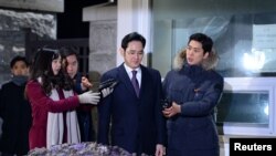 Pemimpin Samsung Lee Jae-yong meninggalkan pusat penahanan Seoul di Uiwang, Korea Selatan, 19 Januari 2017.