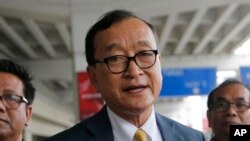 Pemimpin oposisi Kamboja, Sam Rainsy berbicara kepada media di bandara internasional Soekarno-Hatta, Kamis (14/11).