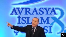 Turkiya Bosh vaziri Rajab Toyyib Erdog'an Yevropa va Osiyo musulmon yetakchilari anjumanida nutq so'zlamoqda, Istanbul, 19-noyabr, 2012-yil. 